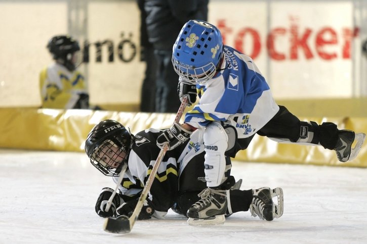 Un entraîneur de hockey fribourgeois soupçonné d'abus sur des enfants