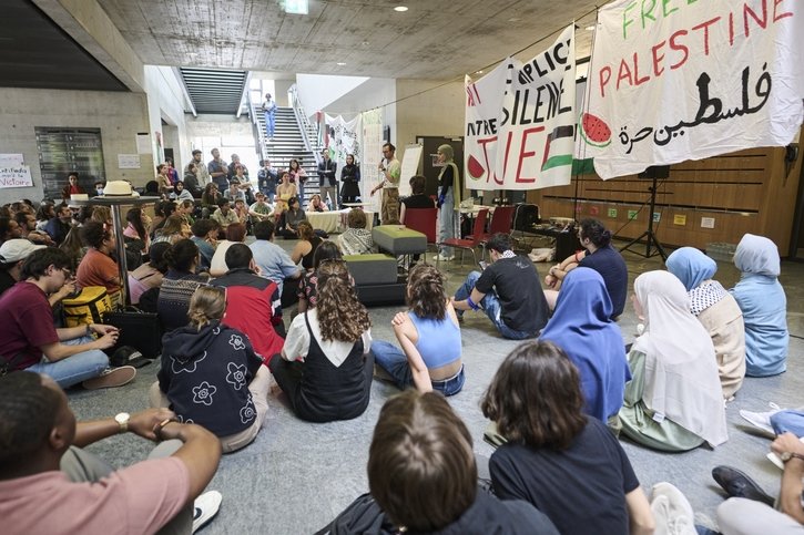 Occupation de l'Unifr
: Les enseignants peuvent-ils s'asseoir pour manifester avec les étudiants?