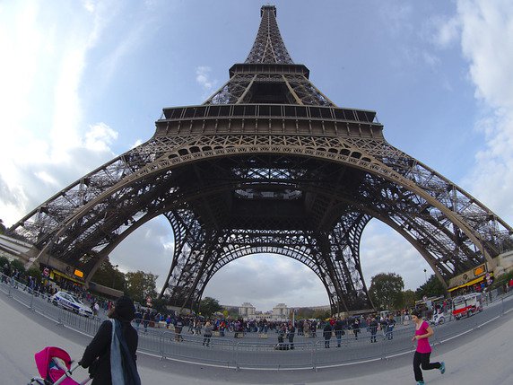 Les employés de la Tour Eiffel à Paris ont cherché à exprimer leur ras-le-bol face aux pickpockets qui sévissent autour et sur le célèbre monument (archives).