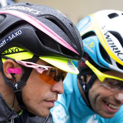 Contador (à gacuhe) en discussion avec Aru.