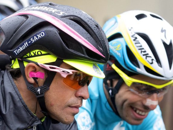 Contador (à gacuhe) en discussion avec Aru.