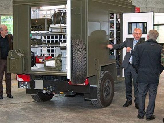 Le ministre de la défense Ueli Maurer présente le matériel dans le cadre du programme d'armement 2015 (Source: Département fédéral de la défense)
