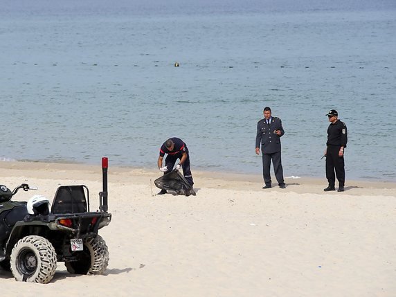 Les policiers avaient déjà été confrontés en 2013 à des attaques sur une plage de Sousse (archives). © KEYSTONE/EPA/STR
