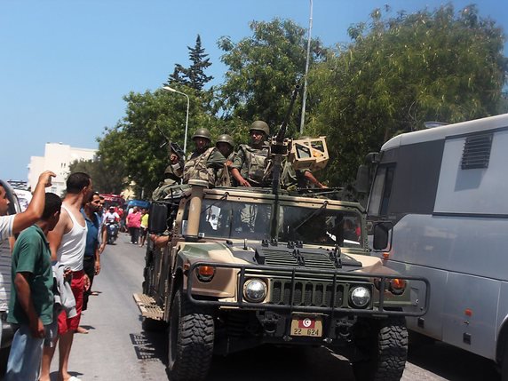 Les forces de l'ordre patrouillent à Sousse. © KEYSTONE/EPA/STR