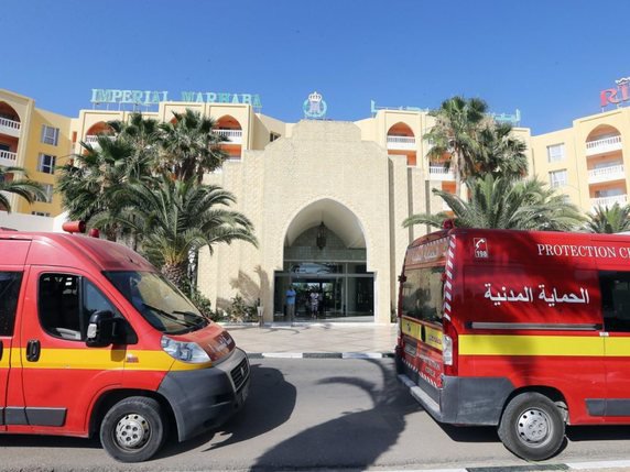 Deux véhicules de l'Office national de la protection civile, un service de secours tunisien, ce vendredi à proximité du site du drame. © Keystone/EPA/MOHAMED MESSARA
