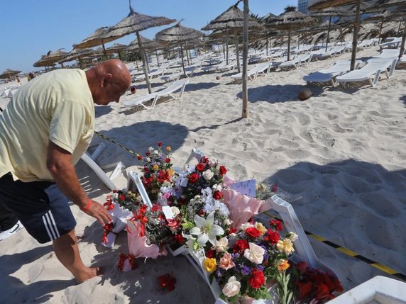 Des fleurs ont été déposées samedi en hommage aux victimes, non loin du site de la tragédie. © Keystone/EPA/MOHAMED MESSARA
