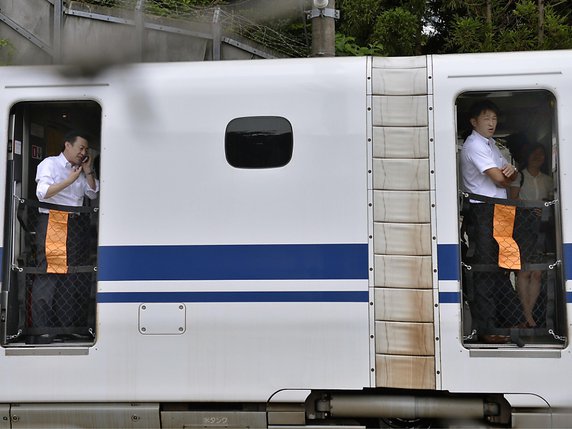Des passagers attendent à bord d'un train Shinkansen ayant subi un arrêt d'urgence, près de Tokyo, après qu'un incendie s'y soit déclaré. © KEYSTONE/AP Kyodo News/ËÒÉ D