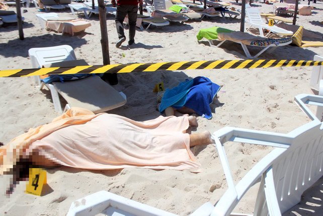 Des milliers de touristes fuient la Tunisie suite au carnage © Keystone
