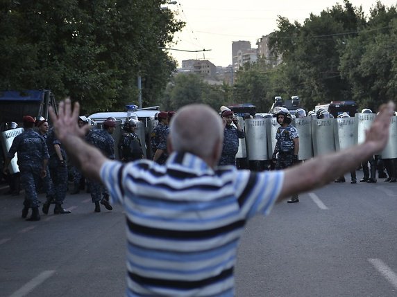 Un manifestant fait face aux policiers (archives). © KEYSTONE/AP PAN PHOTO/KARO SAHAKYAN