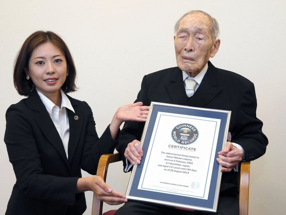 Sakari Momoi recevant un certificat du livre Guiness des records le 20 août 2014 en tant que plus vieil homme de l'humanité. © /AP Kyodo News
