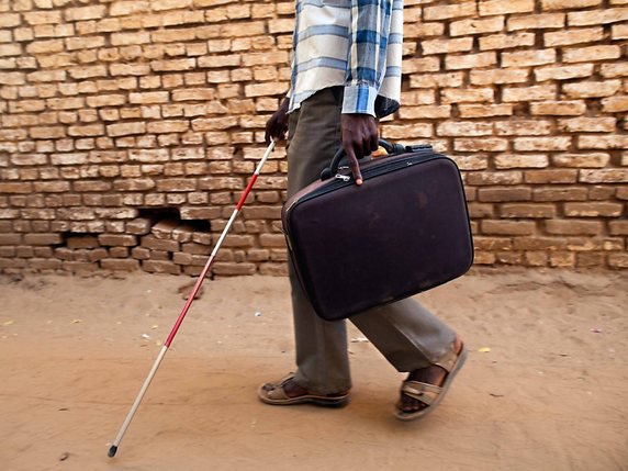 L'aveugle s'était fait voler son sac, qui contenait un ordinateur et deux téléphones (archives). © KEYSTONE/EPA/ALBERT GONZALEZ FARRAN/UNAMID/HANDOUT