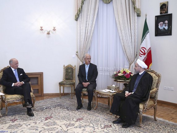 Le président iranien Hassan Rohani, à droite, et le ministre français des Affaires étrangères Laurent Fabius, à gauche, lors de leur rencontre mercredi à Téhéran. © Keystone/AP Office of the Iranian Presidency/UNCREDITED