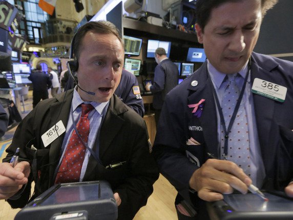 Deux traders de la Bourse de New York durant la séance de mercredi. En fin de journée, Wall Street
avait terminé en hausse de plus de 0,5%. © Keystone/AP/RICHARD DREW