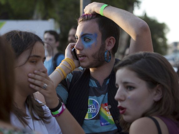 Réactions de participants à la Gay Pride après l'agression commise par un juif ultra-orthodoxe. © /AP/SEBASTIAN SCHEINER