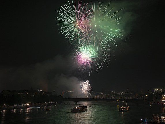 Le feu d'artifice était tiré de deux bateaux sur le Rhin, comme ici en 2014 (archives). © KEYSTONE/GEORGIOS KEFALAS