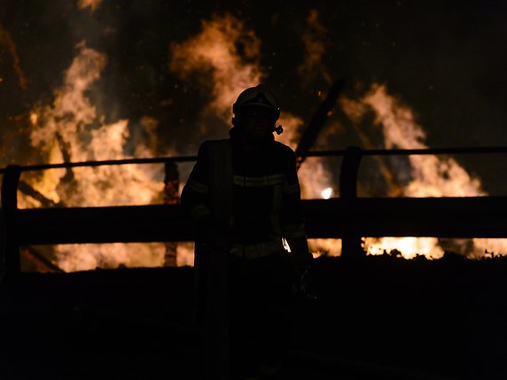 Une cinquantaine de pompiers sont intervenus à Corminboeuf (archives). © KEYSTONE/JEAN-CHRISTOPHE BOTT