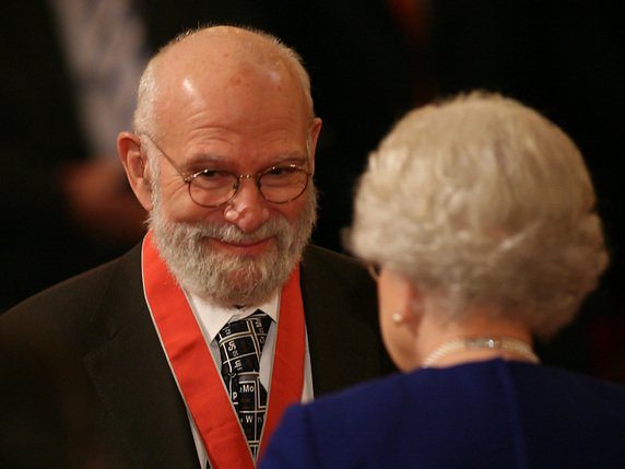 Oliver Sacks avait été décoré par la reine Elisabeth II en 2008 (archives). © KEYSTONE/AP PA/LEWIS WHYLD