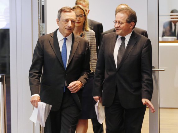 Mario Draghi (à gauche) n'exclut pas de prolonger le programme de rachat d'actifs. A droite, le vice-président de la Banque centrale européenne Vitor Constancio. © KEYSTONE/AP/MICHAEL PROBST