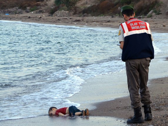 Le petit Syrien noyé, son frère de 5 ans et leur mères ont été enterrés "comme martyrs de Kobané". © KEYSTONE/AP DHA/UNCREDITED