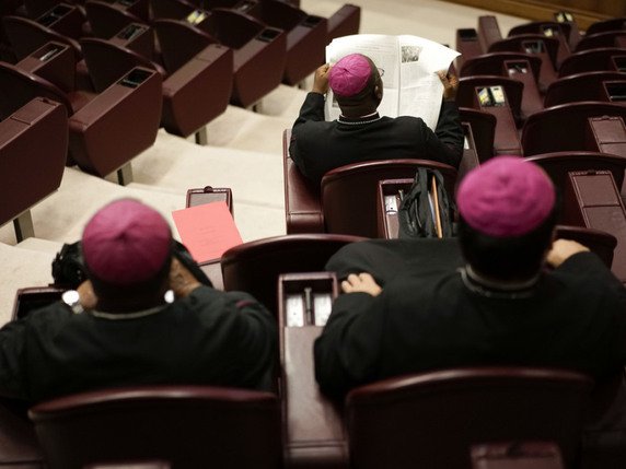 Des évêques réunis pour le synode sur la famille. © /AP/ANDREW MEDICHINI