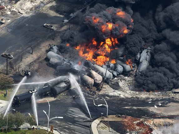 En juillet 2013, des wagons avaient déraillé et explosé à Lac-Mégantic. (archives) © KEYSTONE/AP The Canadian Press/PAUL CHIASSON