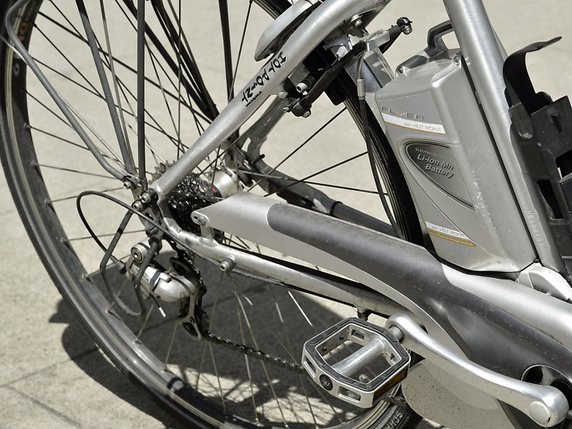 La collision avec l'e-bike a été fatale au septuagénaire (photo symbolique). © KEYSTONE/MARTIAL TREZZINI