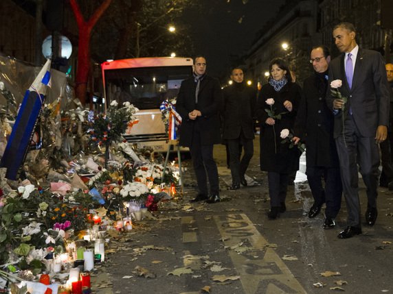 Barack Obama est arrivé sur les lieux un peu après minuit avec François Hollande et Anne Hidalgo. © /AP/EVAN VUCCI