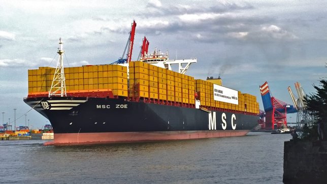 Géant des mers, le MSC-Zoe, plus grand porte-conteneurs au monde, peut transporter jusqu’à 9612 conteneurs de 12 mètres de long par voyage. Ici, à Rotterdam. © MSC/DR