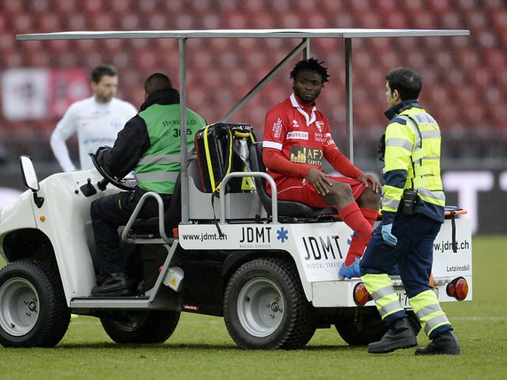 Xavier Kouassi avait dû être évacué du terrain dimanche contre Zurich en Super League © KEYSTONE/NICK SOLAND