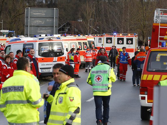Les secours interviennent à Bad Aibling après une collision entre deux trains. © KEYSTONE/AP/MATTHIAS SCHRADER