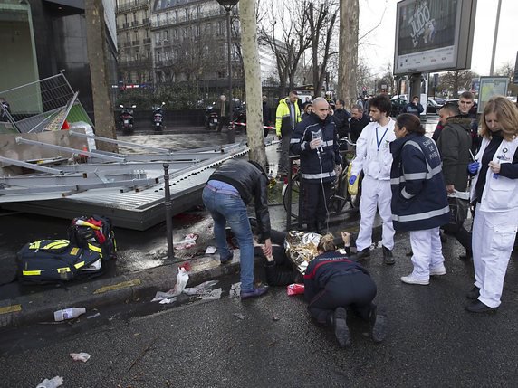 Les secouristes étaient en pleine action lundi à Paris © KEYSTONE/EPA POMPIERS DE PARIS/ERWAN THEPAULT / POMPIERS DE PARIS