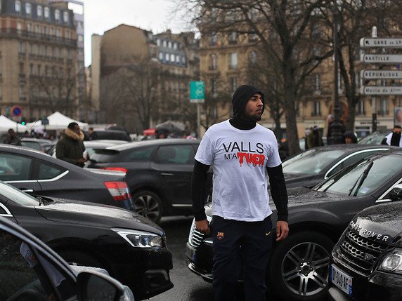 Difficile de se frayer un chemin mardi sur la place de la Nation à Paris © KEYSTONE/AP/THIBAULT CAMUS