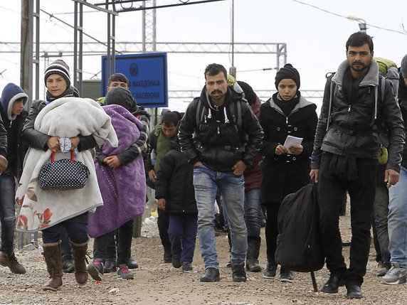 Chaque jour des milliers de réfugiers atteignent l'Europe. Mais la Suisse enregistre moins de demandes en janvier (archives). © KEYSTONE/AP/BORIS GRDANOSKI