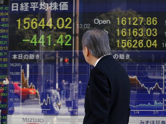 La Bourse de Tokyo a lourdement chuté vendredi, toujours influencée par les inquiétudes des marchés (archives). © KEYSTONE/EPA/KIMIMASA MAYAMA