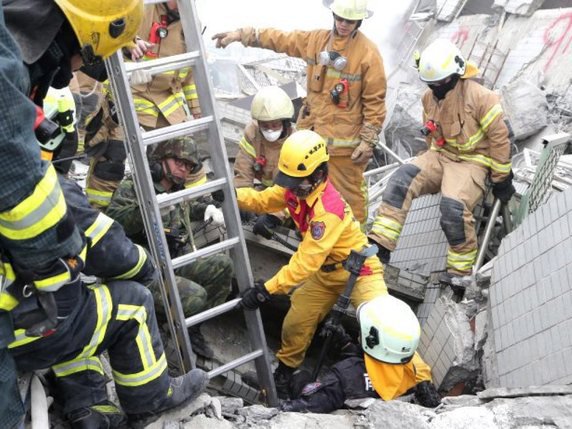 Les secours fouillent encore les décombres à la recherche de survivants au séisme qui a fait plus de nonante victimes à Tainan. (archives) © KEYSTONE/EPA MILITARY NEWS AGENCY/MILITARY NEWS AGENCY / HANDOUT