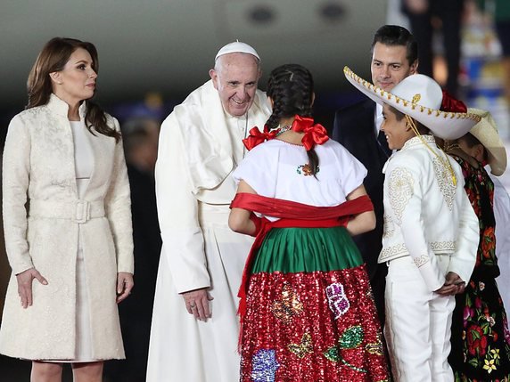Le pape François à son arrivée à l'aéroport de Mexico © KEYSTONE/EPA ANSA/ALESSANDRO DI MEO
