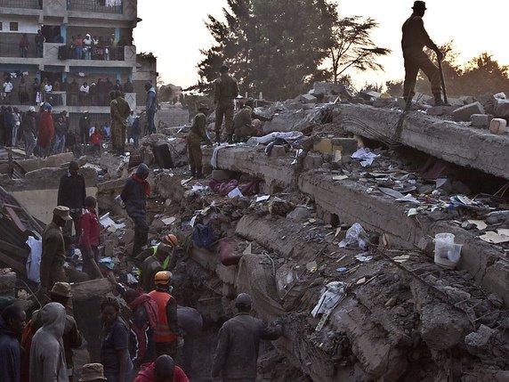 L'immeuble de six étages s'est effondré vers 21h30 (20h30 en Suisse) dans le quartier populaire de Huruma, dans le nord-est de la capitale kényane (image symbolique/archives). © KEYSTONE/AP/SAYYID AZIM