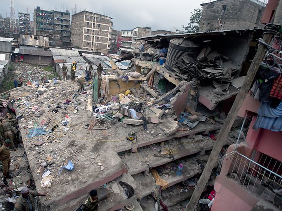 On ne sait pas combien de personnes se trouvaient dans le bâtiment au moment où il s'est effondré. © KEYSTONE/AP/SAYYID ABDUL AZIM