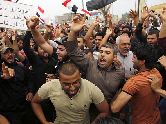 Des partisans de Moktada al Sadr chantent des slogans appelant à des réformes gouvernementales. © KEYSTONE/AP/NABIL AL-JURANI