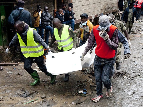 Des volontaires transportent un corps récupéré dans les décombres du bâtiment. © KEYSTONE/AP/SAYYID` ABDUL AZIM