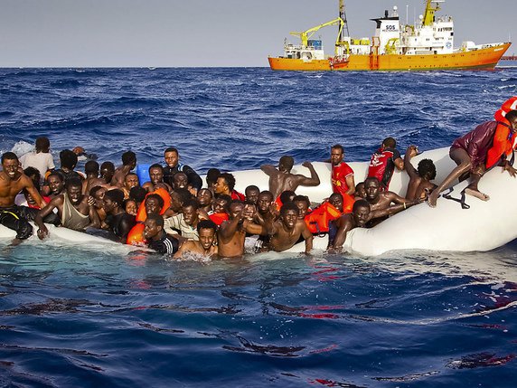 Des migrants  tentent régulièrement de rejoindre l'Italie en canot pneumatique (archives). © KEYSTONE/AP SOS Mediterranee/PATRICK BAR