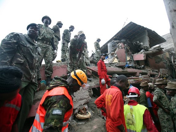Les secours sont intervenus après l'effondrement d'un immeuble à Nairobi. © KEYSTONE/EPA/STRINGER