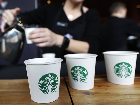 Pour Starbucks, la préparation des cafés glacés est normale (archives). © KEYSTONE/AP/TED S. WARREN