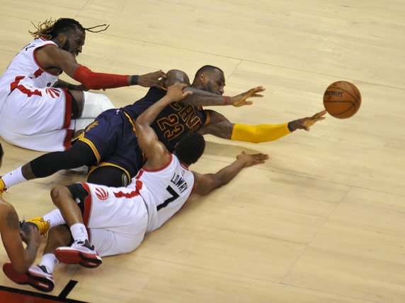 LeBron James (au centre) et Cleveland à terre. © KEYSTONE/EPA/WARREN TODA