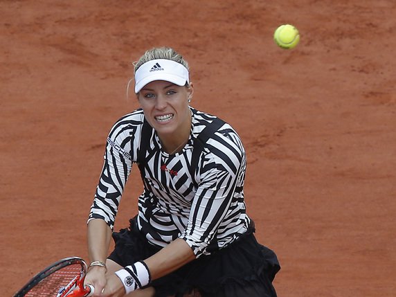 Germany's Angelique Kerber returns in her first round match of the French Open tennis tournament against Netherlands' Kiki Bertens at the Roland Garros stadium in Paris, France, Tuesday, May 24, 2016. (AP Photo/Michel Euler) © KEYSTONE/AP/MICHEL EULER