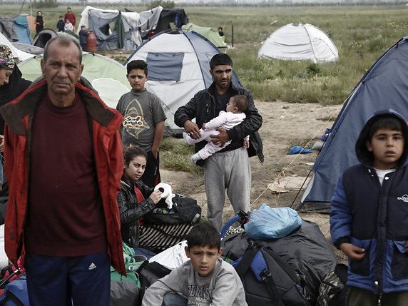 La police grecque a commencé mardi à l'aube à évacuer le camp de tentes d'Idomeni à la frontière avec la Macédoine, qui compte des milliers de migrants (archives). © KEYSTONE/EPA ANA-MPA POOL/YANNIS KOLESIDIS / POOL