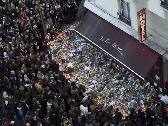 Les premières victimes ou leurs proches sont arrivées vers la mi-journée pour une réunion sur les attaques djihadistes qui ont visé notamment le 13 novembre les terrasses de cafés et restaurants parisiens (archives). © KEYSTONE/EPA/IAN LANGSDON