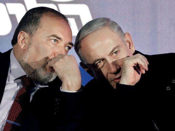 l'ultranationaliste Avigdor Lieberman (g) en discussion avec le Premier ministre Benjamin Netanyahu (archives). © KEYSTONE/AP/TSAFRIR ABAYOV