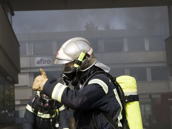 Les pompiers travaillent avec de lourdes tenues de protection (archives). © KEYSTONE/SALVATORE DI NOLFI