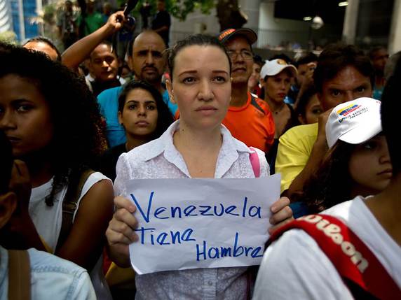 "Le Venezuela a faim"! C'est le message de cette membre de l'opposition qui est descendue dans la rue mercredi à Caracas pour protester contre le gouvernement actuel. © KEYSTONE/AP/FERNANDO LLANO